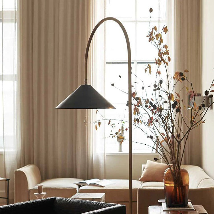 Moderne Bogen-Stehlampe mit einzigartigem Schirmdesign