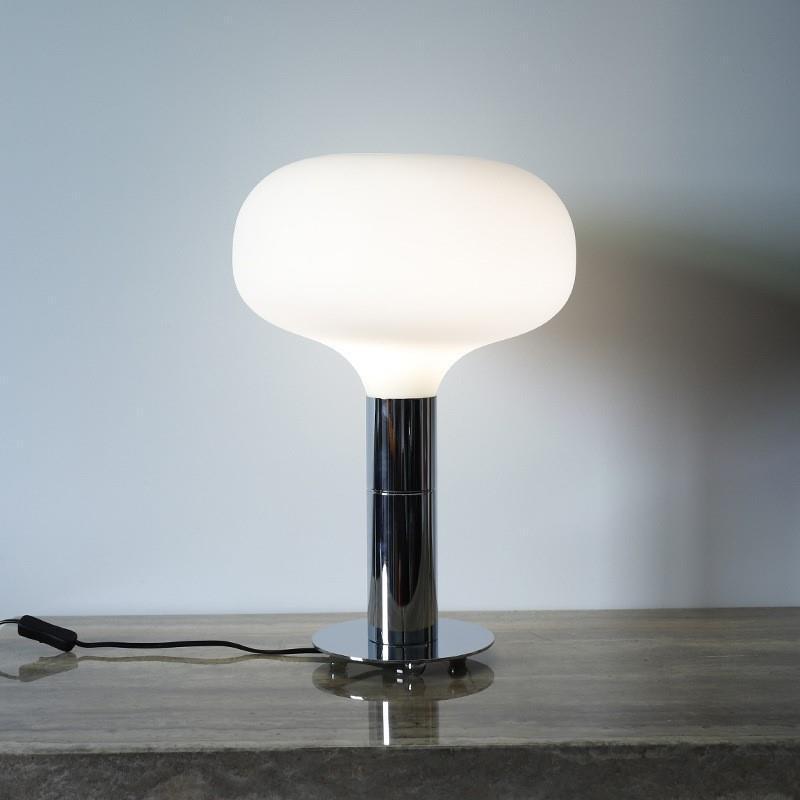 Moderne Tischlampe aus Glas