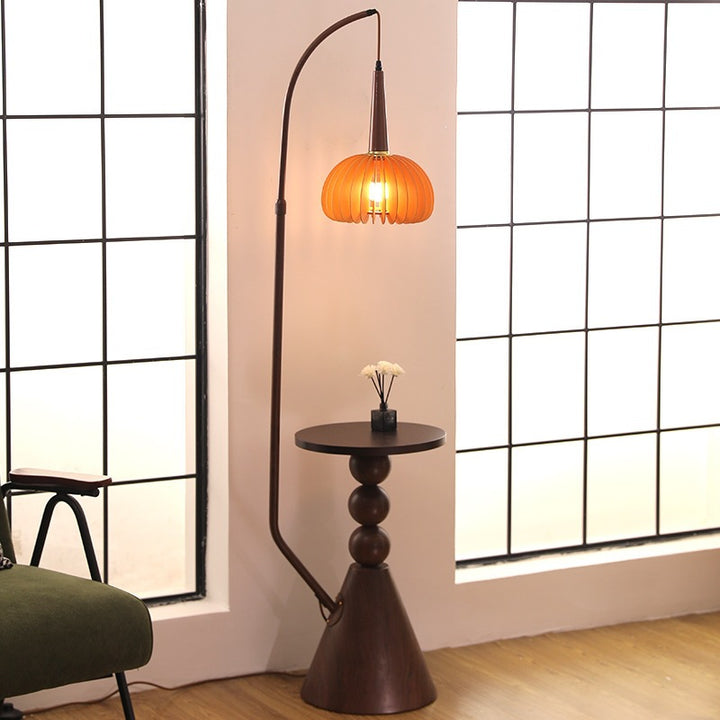 Designer Stehlampe mit integriertem Beistelltisch