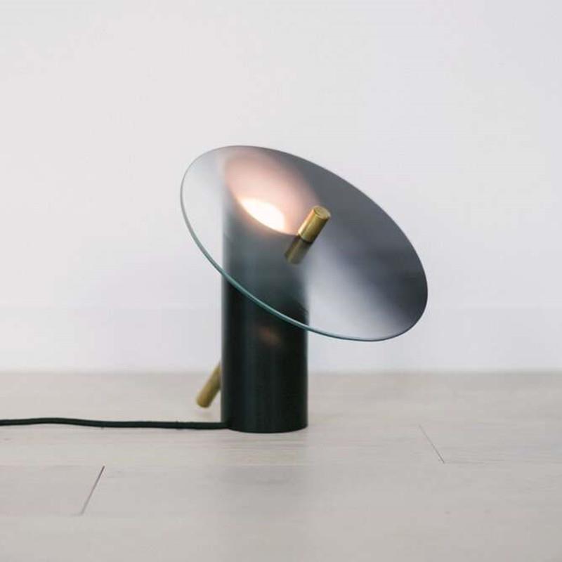 Moderne Tischlampe mit verstellbarem Schirm