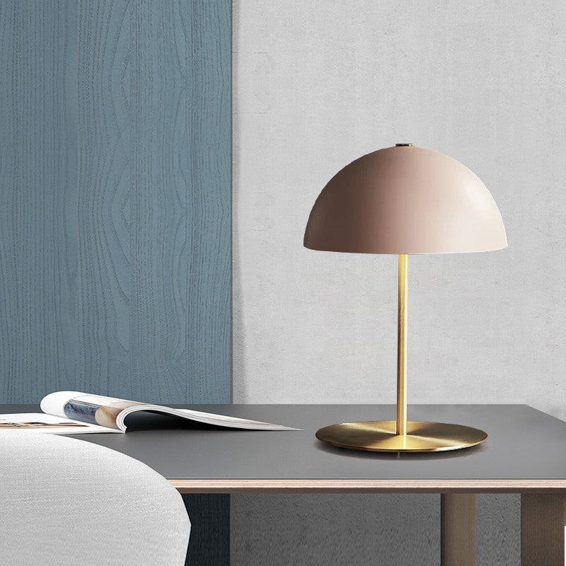 Moderne Minimalistische Tischlampe mit Goldbasis