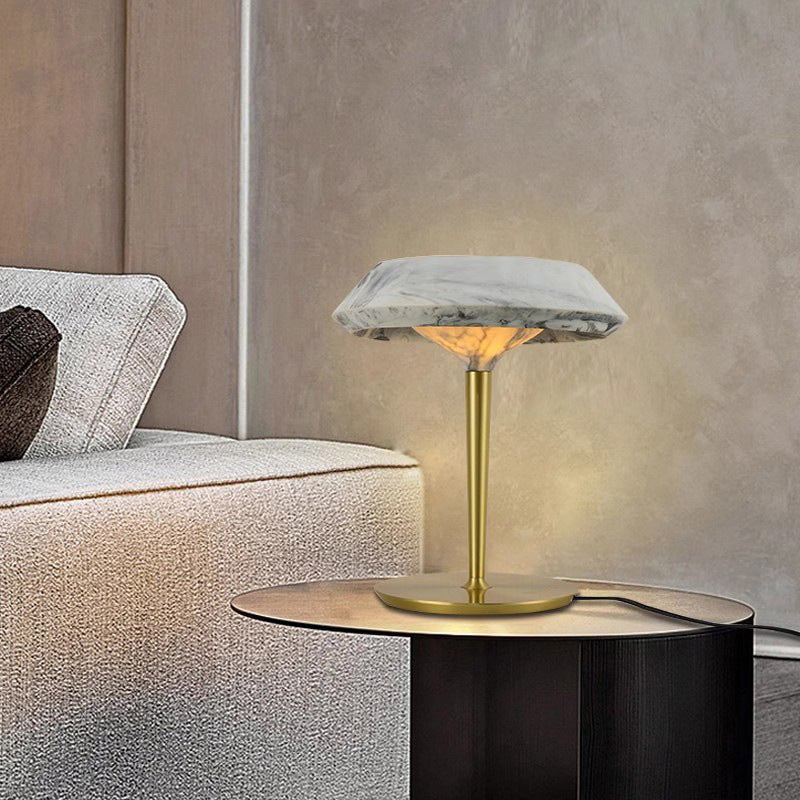 Elegante moderne Tischlampe mit Marmorbasis und goldenen Akzenten