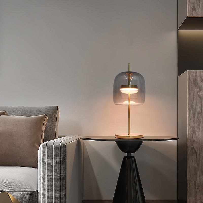 Moderne Tischlampe aus Glas mit goldenen Akzenten