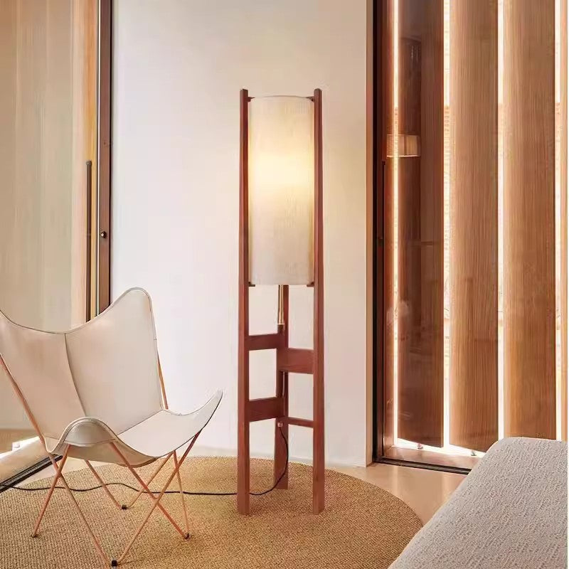 Minimalistische Holz-Stehlampe