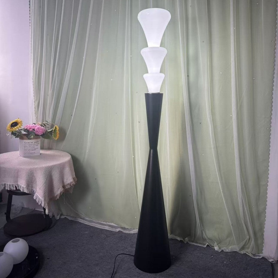 Moderne skulpturale Stehlampe mit Kegel-Design