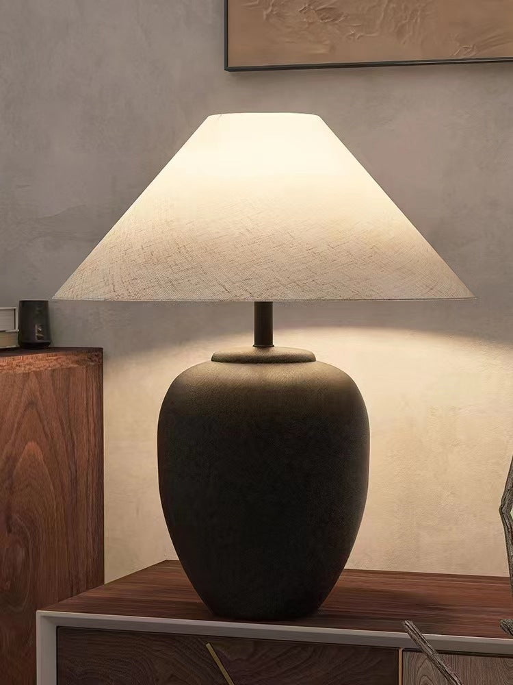 Dekorative Tischlampe mit einzigartigem Keramikfuß