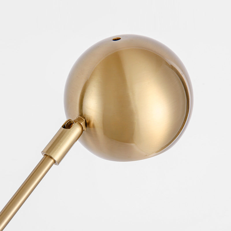 Minimalistische verstellbare Stehlampe mit goldener Oberfläche