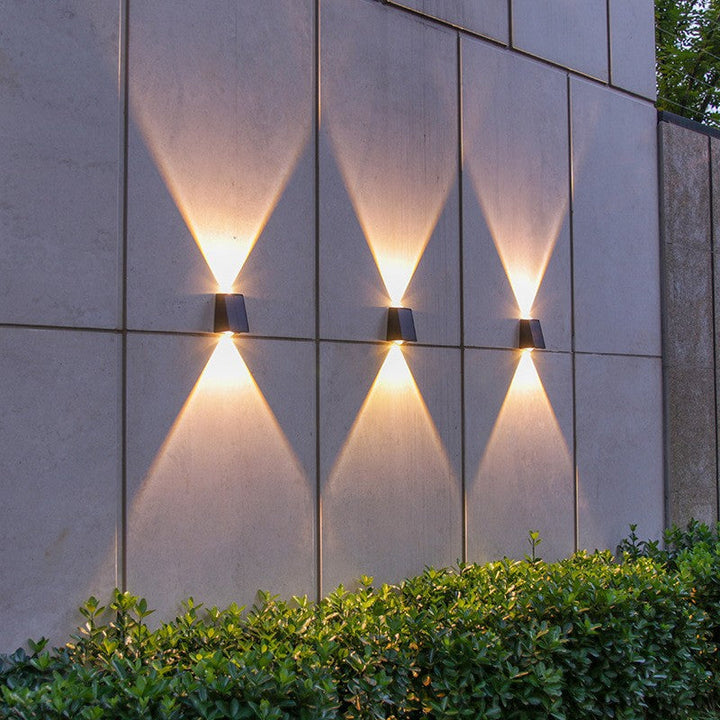 Abgewinkelte bi-direktionale Solar-LED-Wandleuchte-Downlight mit integriertem Photovoltaikpanel und Prismenlinse