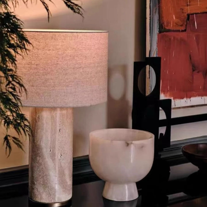 Minimalistische Stehlampe aus Stein mit LeinenSchirm