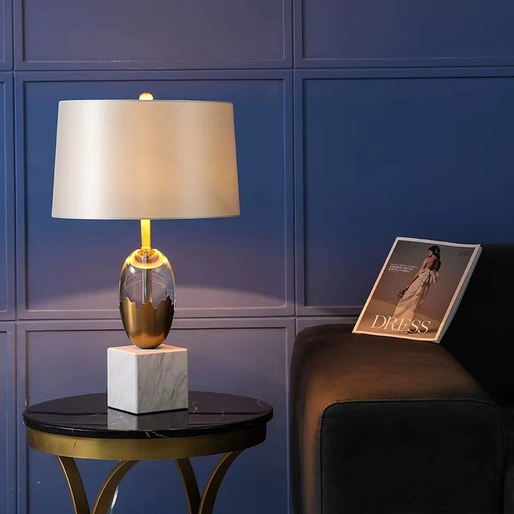 Elegante Glas- und Metall Tischlampe