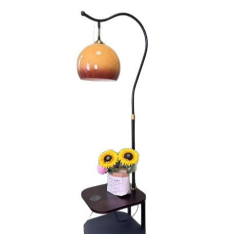 Moderne Stehlampe mit integriertem Beistelltisch