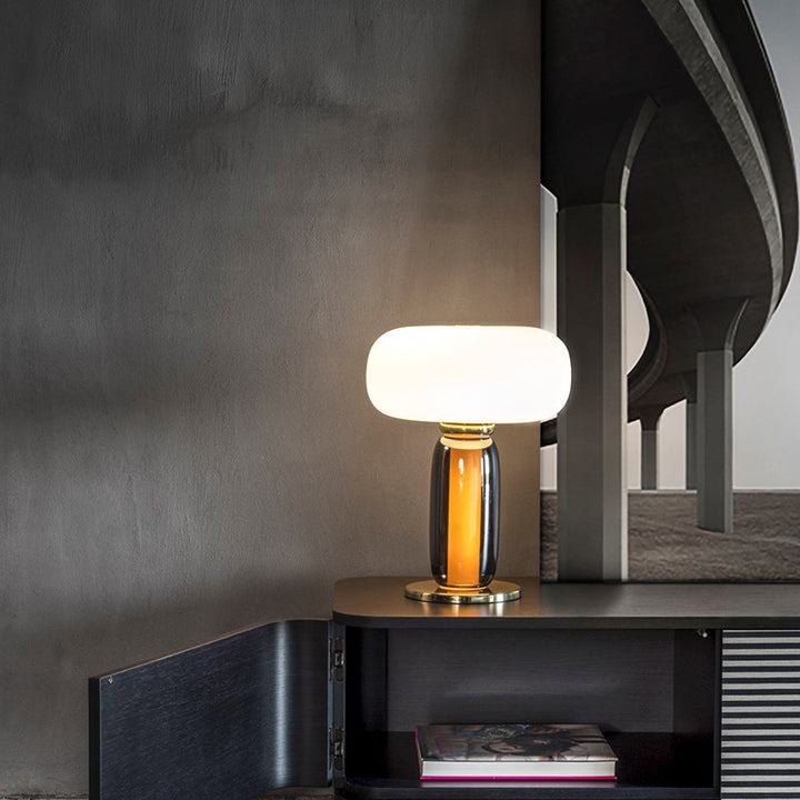 Moderne künstlerische Tischlampe mit elegantem Glasdesign