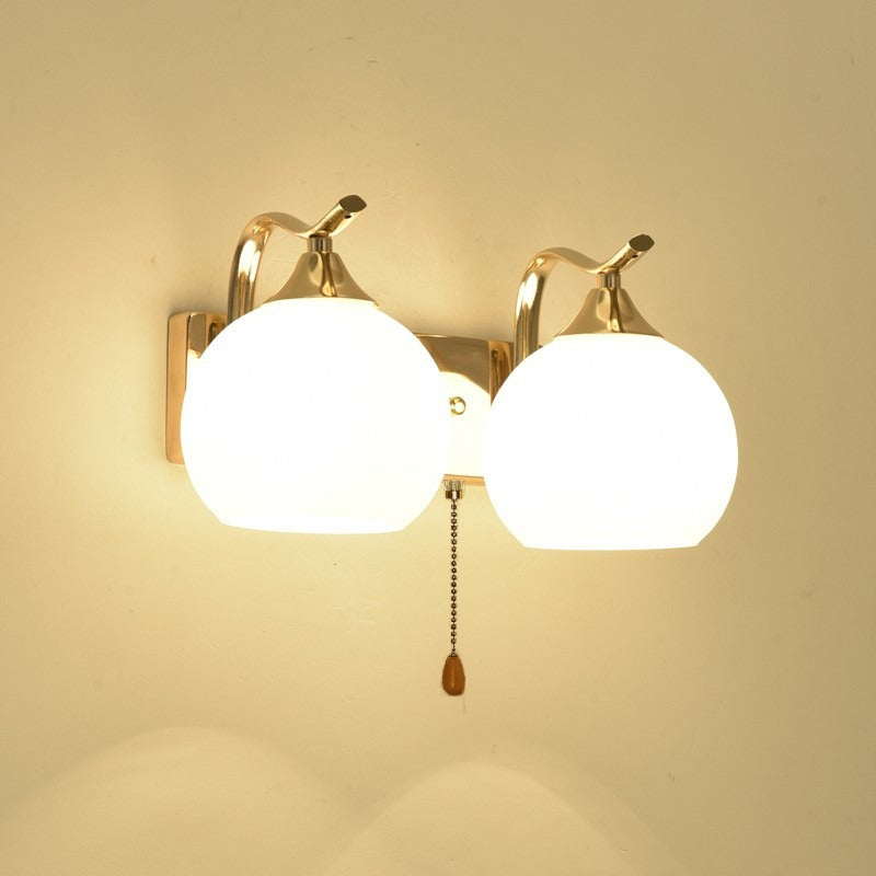 Elegante Globus Wandleuchte mit goldfarbener Oberfläche
