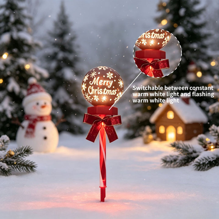 Festliche beleuchtete Weihnachtskugel mit dekorativem Sockel