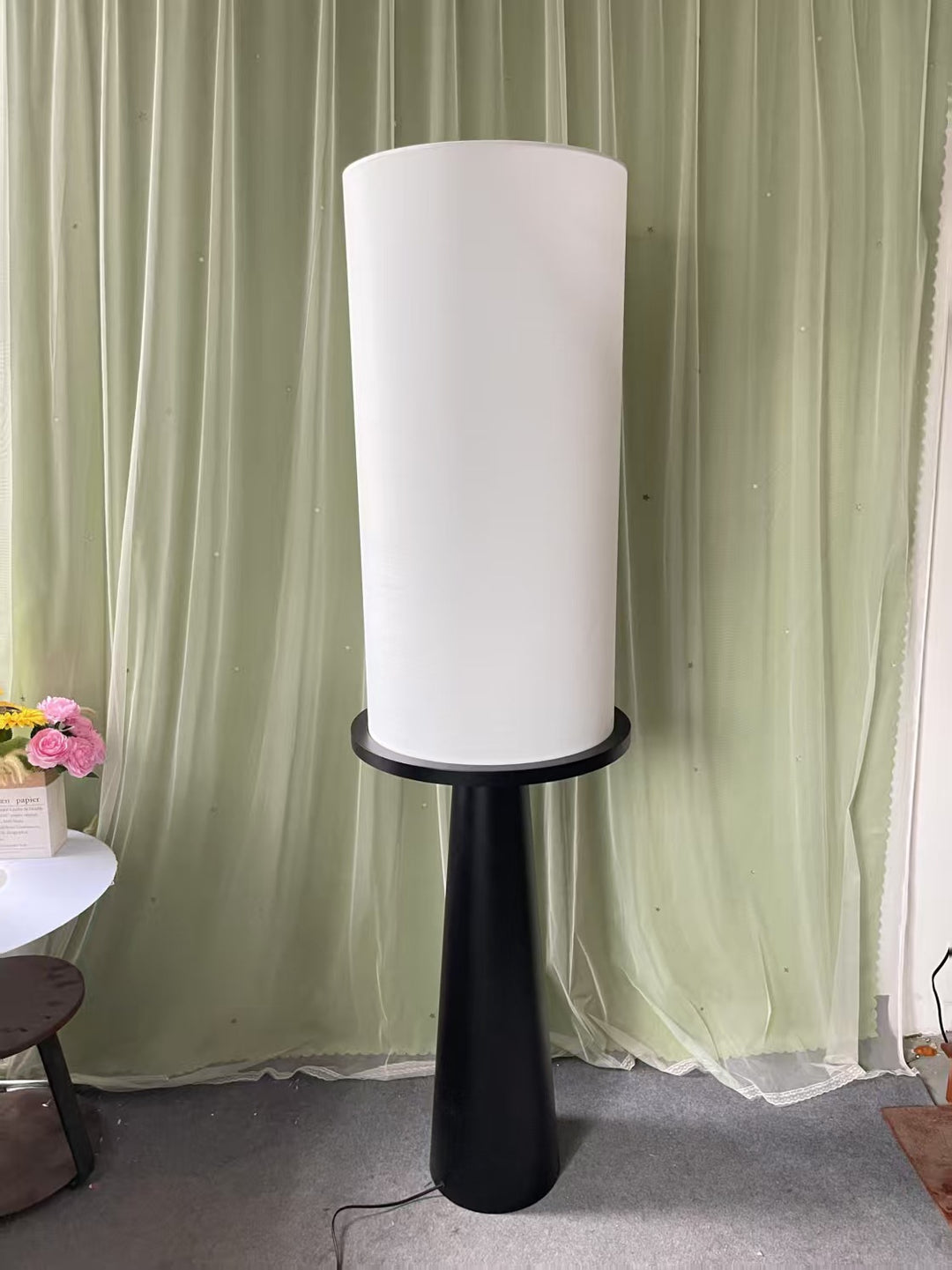 Moderne Minimalistische Stehlampe mit integriertem Beistelltisch
