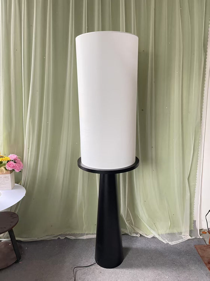 Moderne Minimalistische Stehlampe mit integriertem Beistelltisch