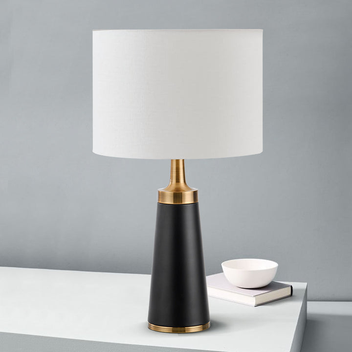 Elegante moderne Tischlampe mit geometrischem Sockel