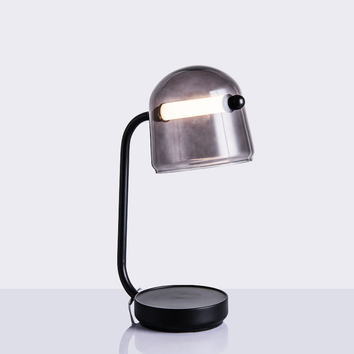 Moderne Tischlampe mit verstellbarem Schirm
