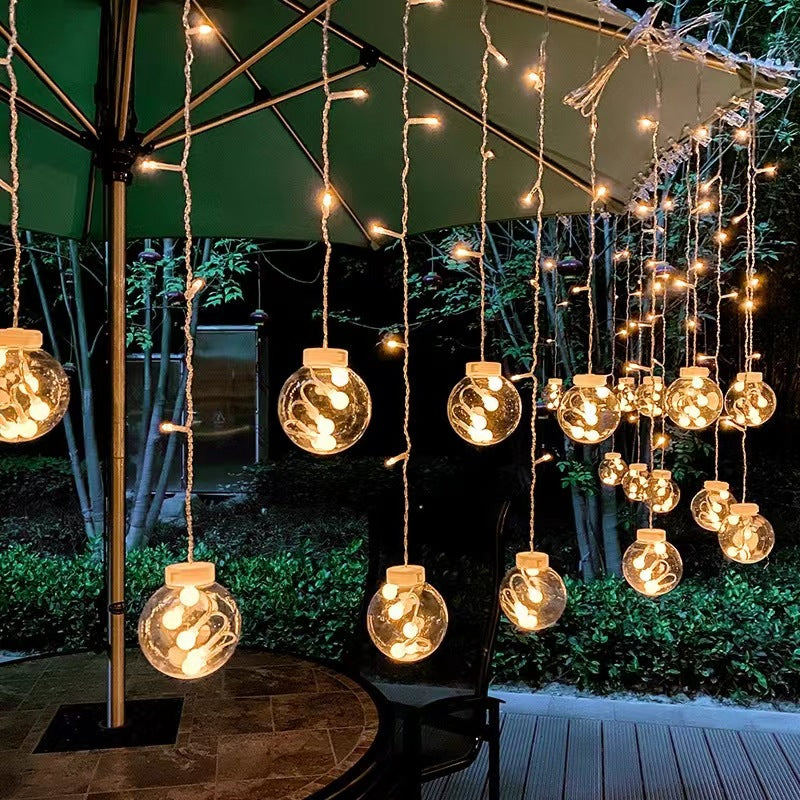 Festliche LED Vorhang Lichterkette mit hängendem Stern-Glockenbaum und Rentier-Ornamenten