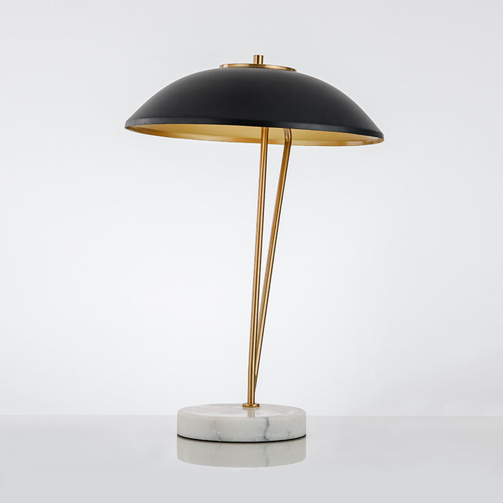 Moderne Tischlampe mit geometrischem Sockel
