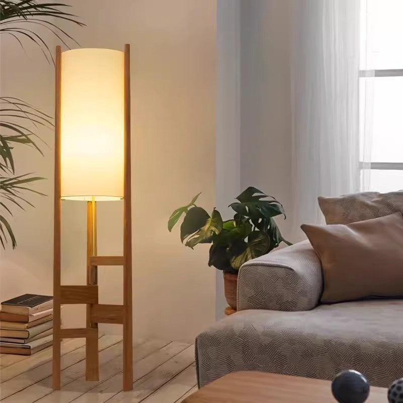 Minimalistische Holz-Stehlampe