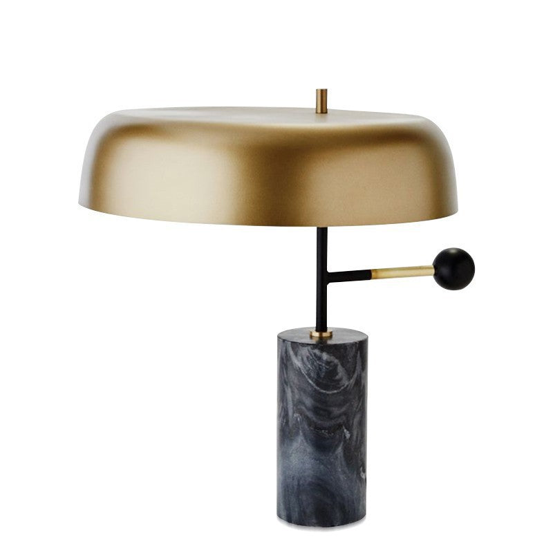 Stilvolle Tischlampe mit Marmorbasis und goldenen Akzenten