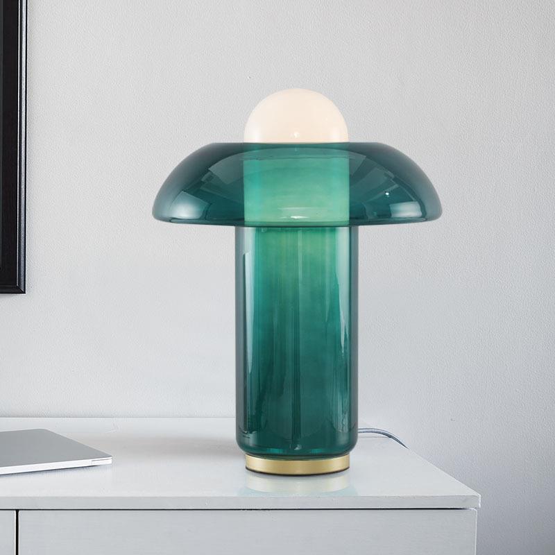 Moderne Tischlampe mit elegantem Glasschirm