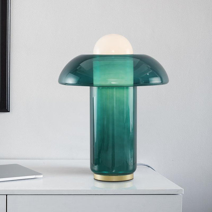 Moderne Tischlampe mit elegantem Glasschirm