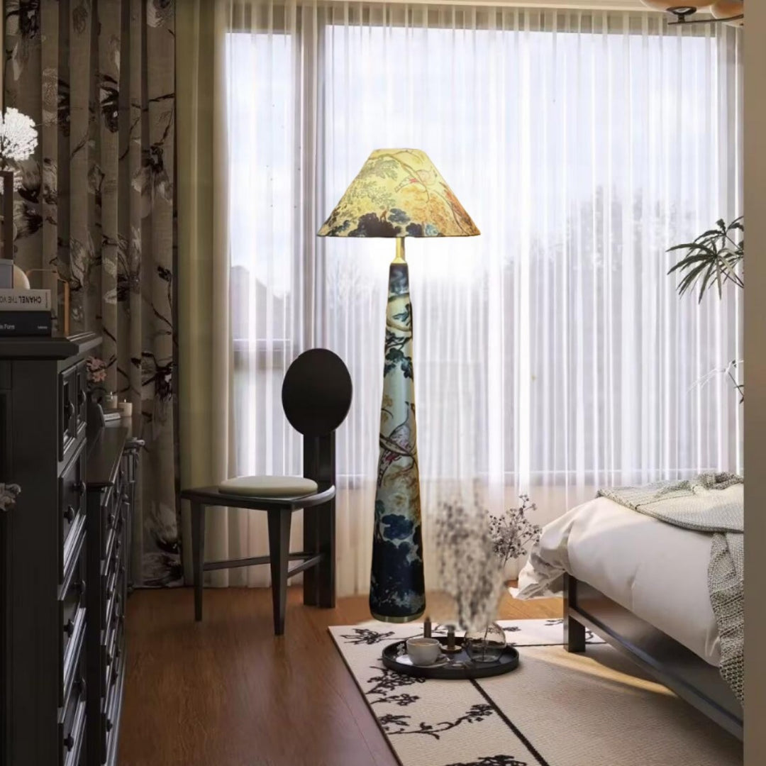 Künstlerische Kegelfußlampe