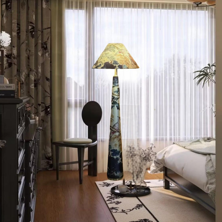 Künstlerische Kegelfußlampe