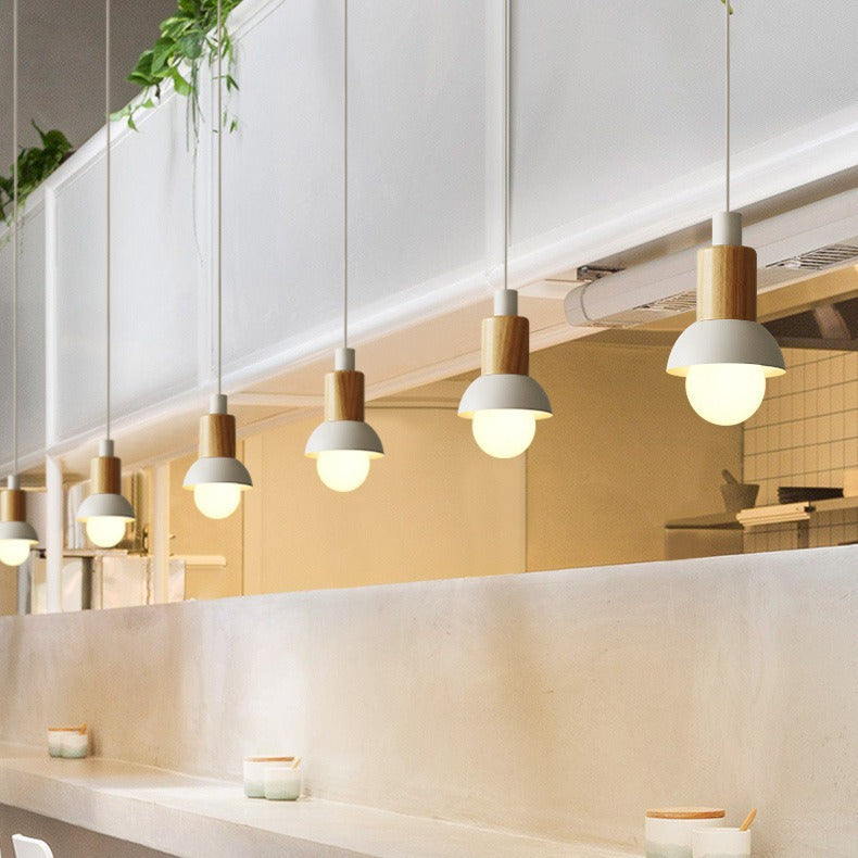 Minimalistische Holz- und Metallpendelleuchte mit kleiner Schirmdome