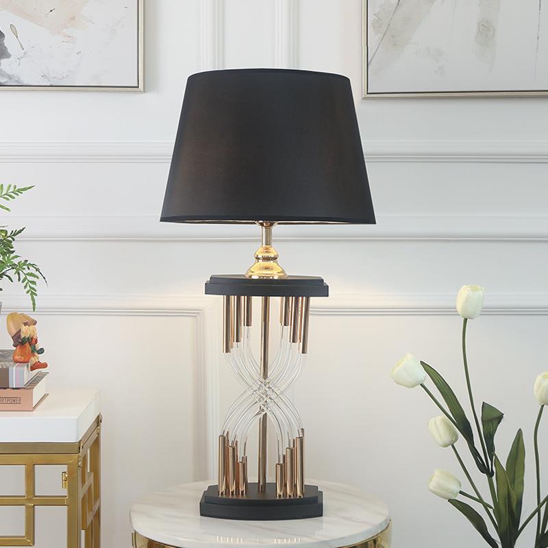Moderne dekorative Tischlampe mit skulpturalem Sockel