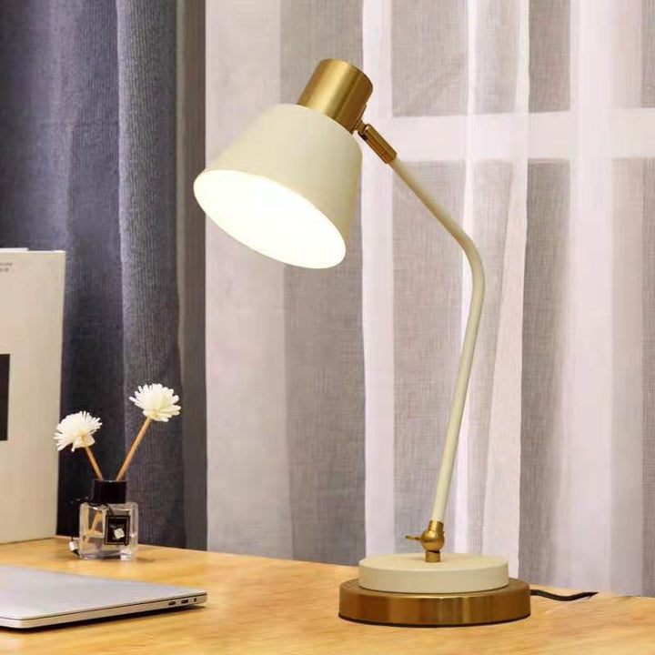 Verstellbare Metall-Schreibtischlampe mit schwenkbarem Arm und Messingakzenten