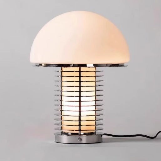 Stilvolle moderne Tischlampe mit dekorativem Metallfuß