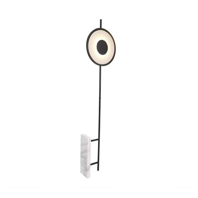 Minimalistische skulpturale Stehlampe mit Marmorbasis