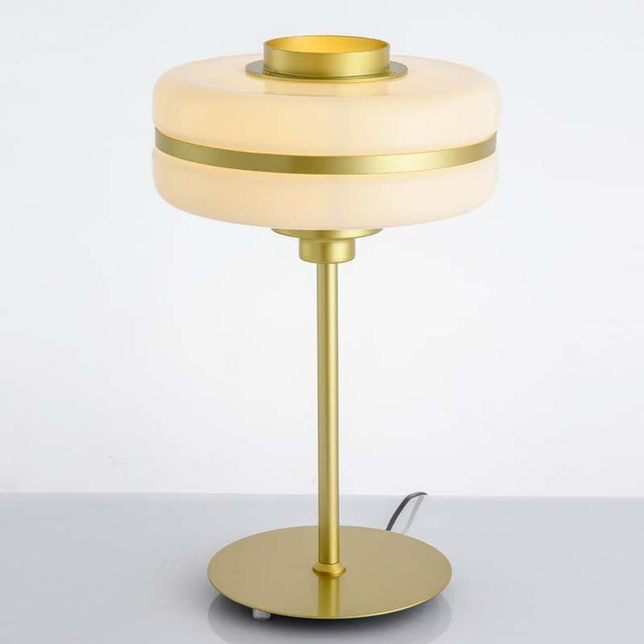 Moderne minimalistische Tischlampe mit elegantem Glasschirm