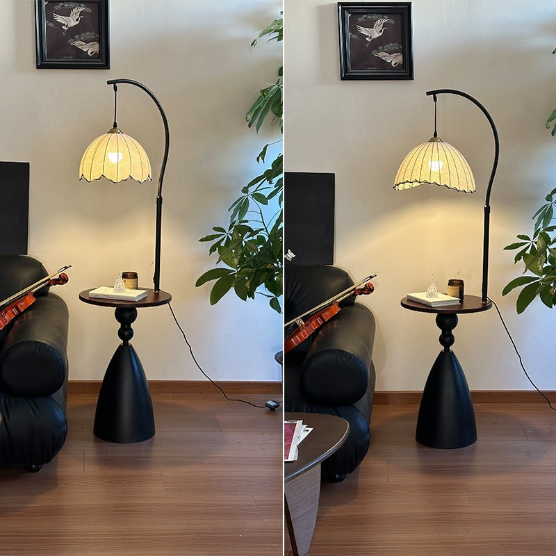 Elegante Bogen Stehlampe mit integriertem Beistelltisch