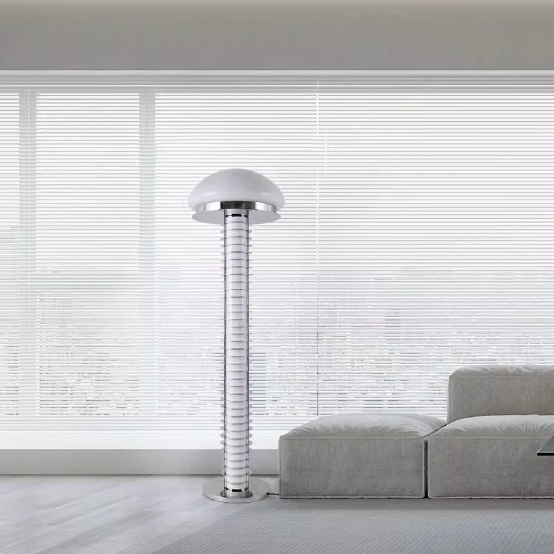 Moderne Tischlampe mit Kuppelschirm und schlankem Sockel