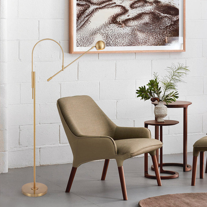 Minimalistische verstellbare Stehlampe mit goldener Oberfläche
