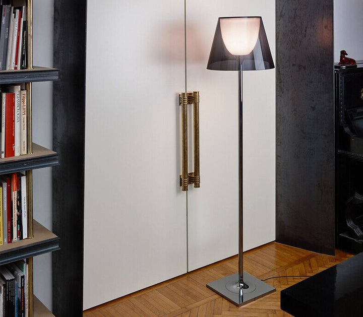 Moderne Minimalistische Stehlampe mit verstellbarem Schirm