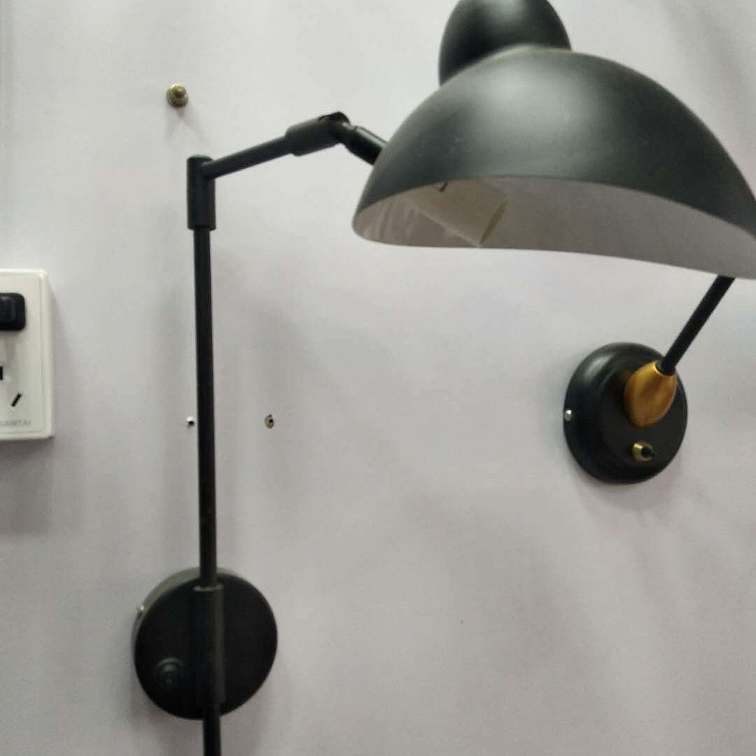 Gelenkige Wandlampe mit gebogenem Arm und schwenkbarem Glockenschirm
