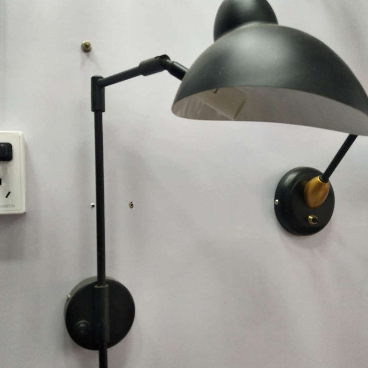 Gelenkige Wandlampe mit gebogenem Arm und schwenkbarem Glockenschirm