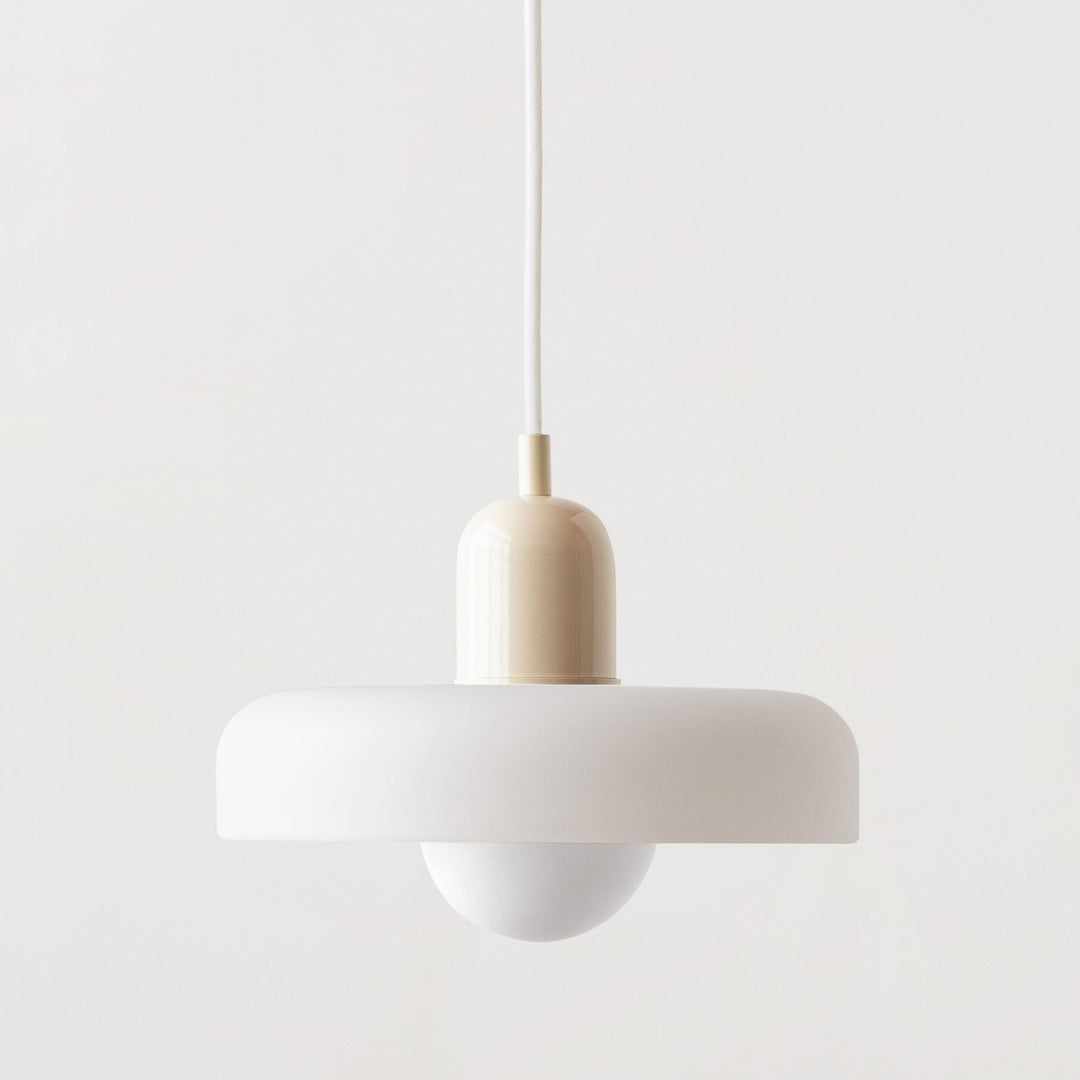 Minimalistische Keramik Pendelleuchte mit geschichtetem Glockenschirm