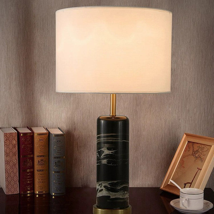 Marmor Basis Tischlampe mit elegantem Stoffschirm