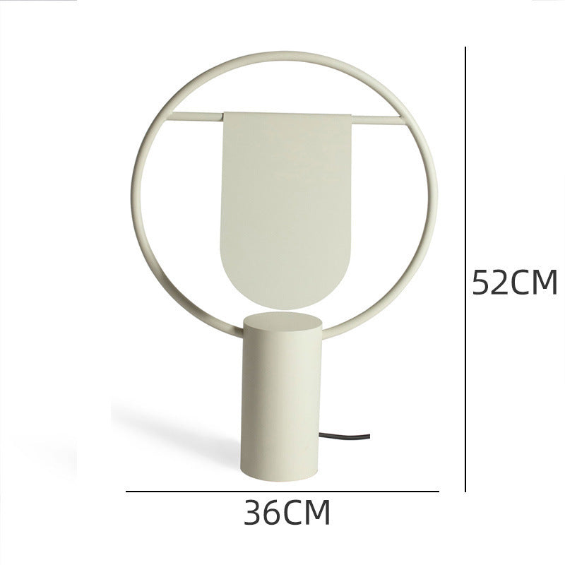 Künstlerische Tischlampe mit einzigartiger Silhouette