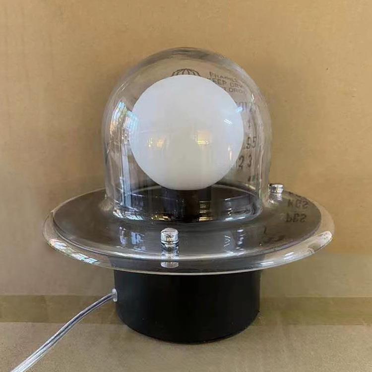 Zeitgenössische Tischlampe mit innovativem Design