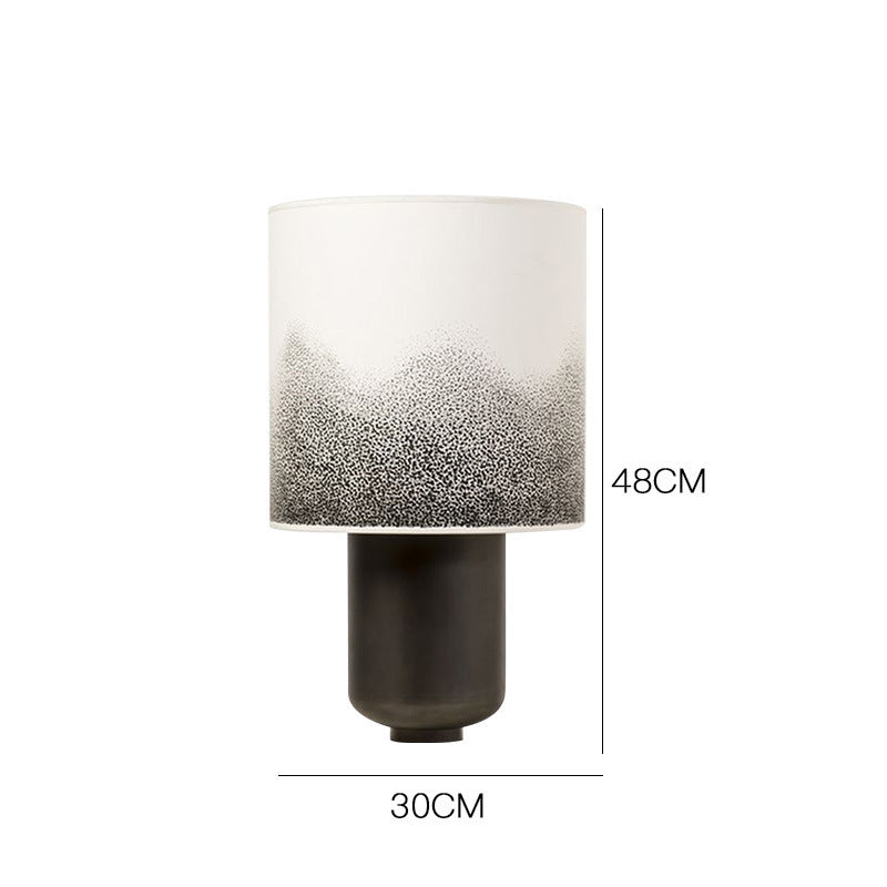 Moderne Tischlampe mit strukturiertem Schirm