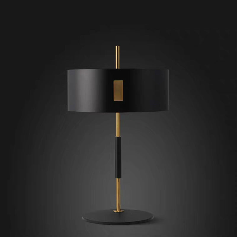 Zeitgenössische Tischlampe mit stilvollem Design