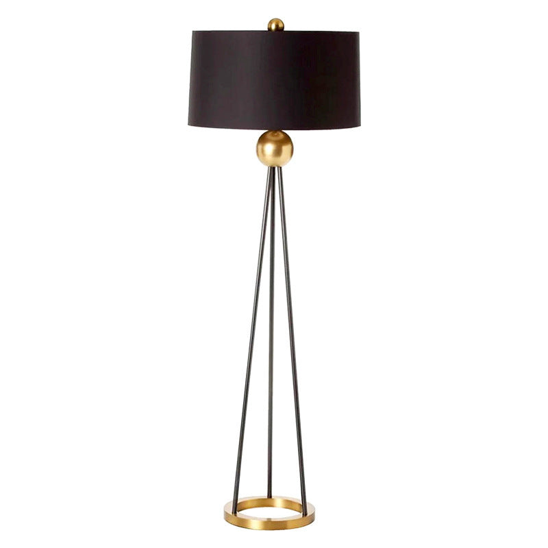 Zeitgenössische Dreibeinstehlampe mit elegantem Schirm