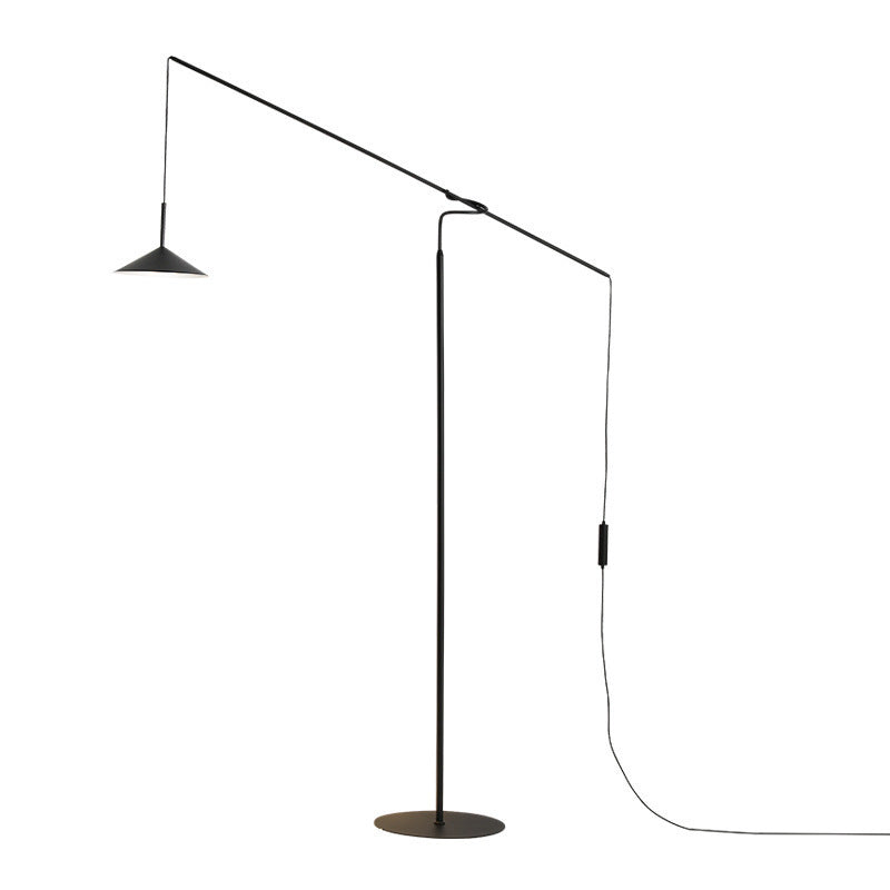 Verstellbare Bogen-Stehlampe mit minimalistischer Gestaltung